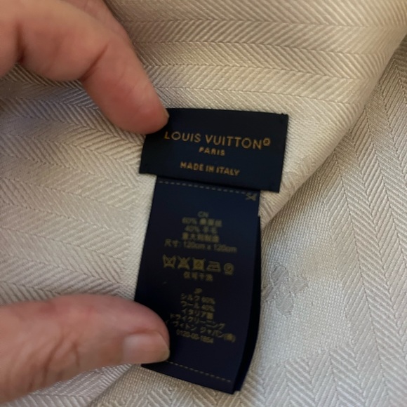 Louis Vuitton Monogram Shawl - Picture 6 of 6